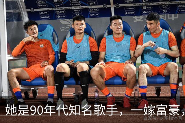 她是90年代知名歌手，一嫁富豪，二嫁音乐人，儿子与继父感情好